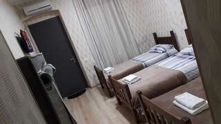 Гостевой дом Apartment David Тбилиси Трехместный номер с собственной ванной комнатой-4