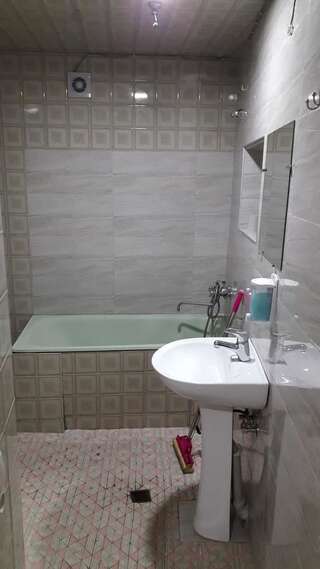 Гостевой дом Apartment David Тбилиси Трехместный номер с собственной ванной комнатой-7