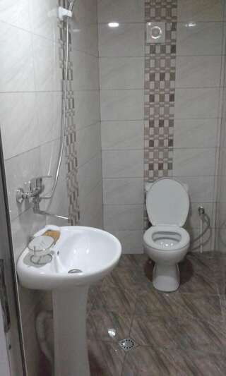 Гостевой дом Apartment David Тбилиси Трехместный номер с собственной ванной комнатой-8